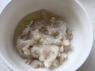 8、鳕鱼酿秋葵,打好的泥和蛋清、秋葵籽搅拌均匀。
