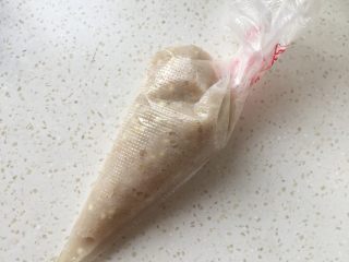 9、鳕鱼酿秋葵,装入裱花袋中。