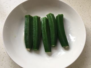 10、鳕鱼酿秋葵,裱花袋剪一个筷子粗的口，把鱼泥挤入秋葵中。