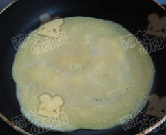 1、肉卷棒棒糖,鸡蛋打散，用平底锅煎成薄饼备用