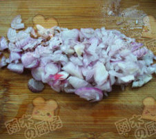 2、肉卷棒棒糖,小洋葱切碎