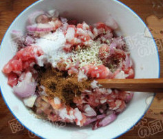 3、肉卷棒棒糖,肉馅加入洋葱碎，盐，糖，十三香，油等来调味