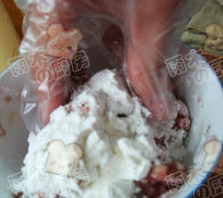 4、肉卷棒棒糖,加入适量淀粉，抓捏入味