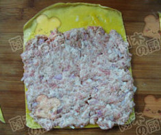 5、肉卷棒棒糖,鸡蛋皮平铺，放入一层馅料，卷成卷