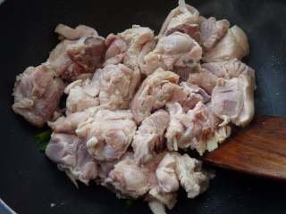 5、#糖醋菜#陈醋焖猪蹄,下焯过水的猪蹄翻炒一下