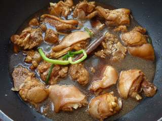 8、#糖醋菜#陈醋焖猪蹄,加入适量的水