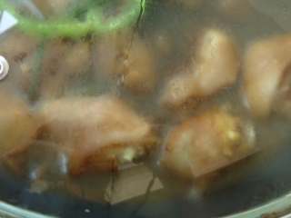 9、#糖醋菜#陈醋焖猪蹄,中火煮沸后转小火焖煮1.5小时左右