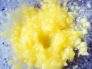 1、#寻找网厨代言人#芒果流心杯蛋糕,芒果去皮切碎，用料理机打成糊状