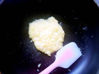 2、#寻找网厨代言人#芒果流心杯蛋糕,放入平底锅小火加热芒果泥二到三分钟，加入一些砂糖，关火，倒入约芒果泥重量的15分之一的生粉拌匀，放凉待用