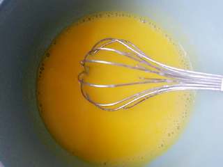 3、#寻找网厨代言人#芒果流心杯蛋糕,蛋黄搅匀