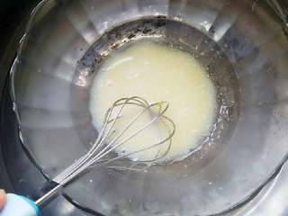 4、#寻找网厨代言人#芒果流心杯蛋糕,油与牛奶混合加热至周围冒泡缓缓倒入蛋液中拌匀