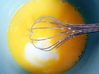 5、#寻找网厨代言人#芒果流心杯蛋糕,加入酸奶搅拌均匀