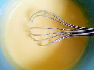 6、#寻找网厨代言人#芒果流心杯蛋糕,筛入低粉拌匀放冰箱冷藏待用