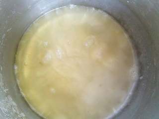 7、#寻找网厨代言人#芒果流心杯蛋糕,蛋白放入无水无油的容器中提前放入冰箱冷冻至表面有一层小冰茬