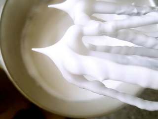 8、#寻找网厨代言人#芒果流心杯蛋糕,白砂糖分三次倒入盆中，打至硬性发泡