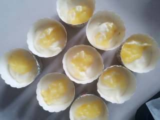 11、#寻找网厨代言人#芒果流心杯蛋糕,纸杯中先倒入一半的蛋糕糊，放入一勺芒果馅儿，再倒入一勺蛋糕糊覆盖，八分满就好