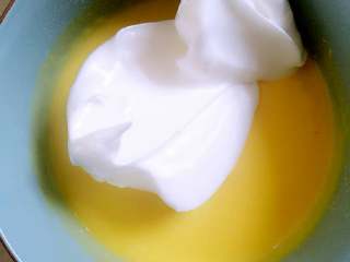 9、#寻找网厨代言人#芒果流心杯蛋糕,打好的蛋白霜分三次加入蛋黄糊中翻拌均匀