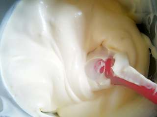 10、#寻找网厨代言人#芒果流心杯蛋糕,翻拌时一定要上下翻拌，不要画圈搅拌，速度要快