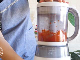 8、玉米胡萝卜羹,倒入玉米浆一起搅打均匀