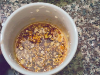 4、白切鸡,再加入酱油，蘸料碟便做好啦