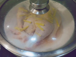 7、白切鸡,放入锅中火蒸大概15分钟