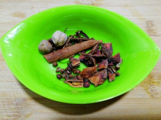 3、麻油滚蛋,肉蒄,八角,胡椒,桂皮，