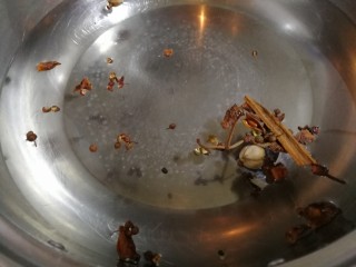 4、麻油滚蛋,锅内放入清水大火烧开，先将调料放入，