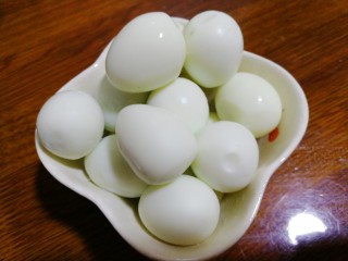 9、麻油滚蛋,鹌鹑蛋剥皮，放入小碗内。我做的是一份量。