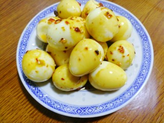 16、麻油滚蛋,装入小盘中，