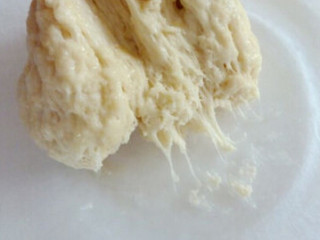 1、肉松面包卷,中种材料揉均匀成团，发至两倍大