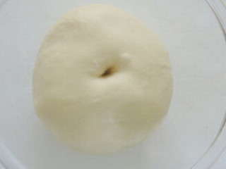 3、肉松面包卷,发酵至两倍大，排气，静置20分钟