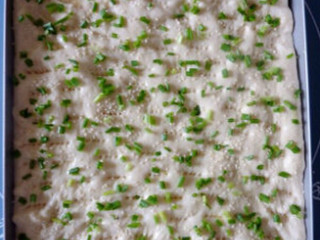 5、肉松面包卷,发酵两倍大，用叉子扎上洞，抹上蛋液，撒上白芝麻和小葱