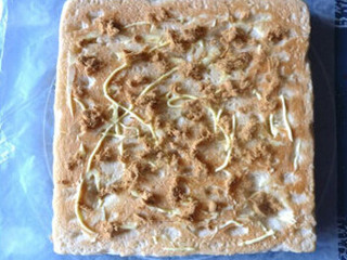 7、肉松面包卷,翻面后，横划数刀，不要切断，抹上沙拉酱，撒上少许肉松