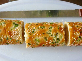 8、肉松面包卷,借助擀面杖卷成面包卷，定型30分钟，切成三段