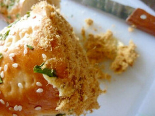 9、肉松面包卷,在切口处抹上沙拉酱，沾上肉松即可