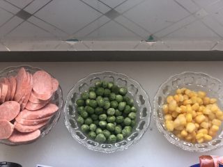 3、意式烤肠披萨,面团发酵的时间准备配料。