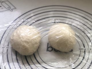 5、意式烤肠披萨,面团发酵好后，分成2份，滚圆松弛15分钟。
