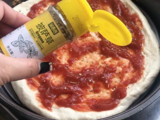 9、意式烤肠披萨,撒少许披萨草。