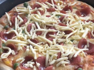 15、意式烤肠披萨,再薄薄放一层芝士。200度烤5分钟即可。