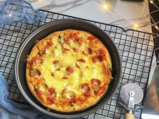 17、意式烤肠披萨,成品图。