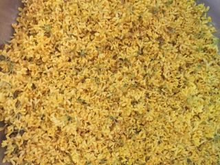 3、自制糖桂花,摘完以后用清水净泡 大约十分钟（要轻轻的） 加入食盐 把杂志过滤掉