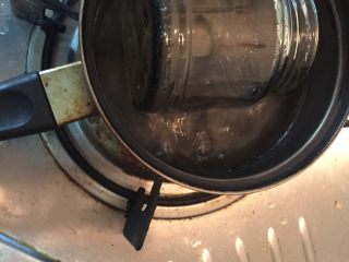 5、自制糖桂花,同时找一个玻璃罐子 开水消毒 也可以蒸