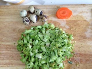 1、菜泥小青蛙--快手妈妈菜,鹌鹑蛋煮熟，西兰花掰小枝洗净在加盐的沸水中焯熟，时间不宜过长，否则营养流失过多，萝卜洗净切片焯熟；