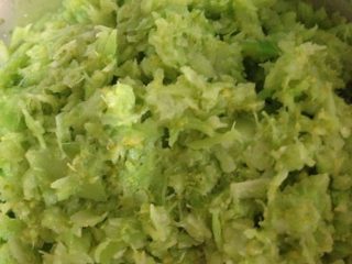 3、菜泥小青蛙--快手妈妈菜,在西兰花泥里加入香油、熟芝麻拌匀；