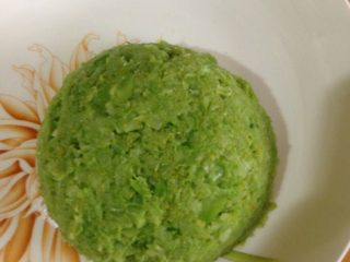 4、菜泥小青蛙--快手妈妈菜,把西兰花泥放进碗里填实后扣出来；