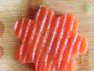 7、菜泥小青蛙--快手妈妈菜,用压花模子把萝卜片压成红脸蛋；