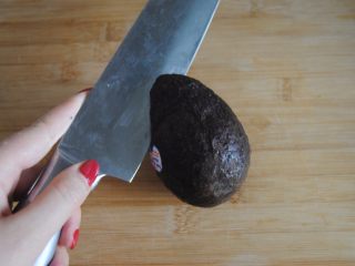 2、牛油果酸奶昔,牛油果挑选发黑的硬身的才是熟的