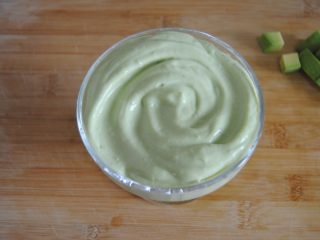 8、牛油果酸奶昔,倒入杯子里