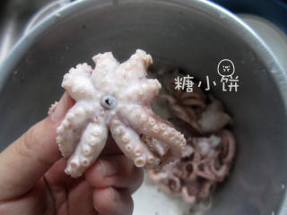 2、章鱼小丸子,底下有个黑色的硬刺,把它挤出来