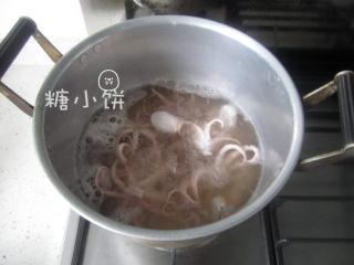 3、章鱼小丸子,拉掉表皮,加一些料酒和醋焯水备用~